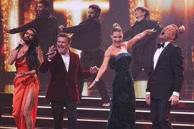 Conchita Wurst, Thomas Anders, Michelle Hunziker, Sasha (v.li.n.re.) gemeinsam auf der B?hne. TV-Aufzeichnung der Tribut-stock-foto