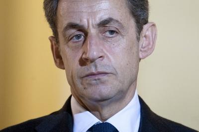French President Nicolas Sarkozy listens as recently elected Italian Prime Minister speaks after a meeting at the Elysee-stock-foto