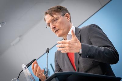 Bundesgesundheitsminister Karl Lauterbach, Pressekonferenz zu aktuellen Kabinettsbeschl?ssen-stock-foto
