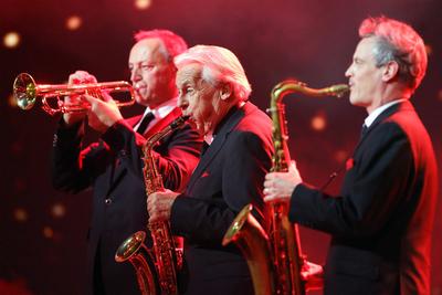 Pepe Lienhard am Saxophon bei der TV-Aufzeichnung der Tribute-Show Udo J?rgens Forever am 20.11.2024 im Circus Krone in-stock-foto
