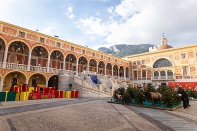 La famillle Princiere de Monaco offre les traditionnels cadeaux de Noel aux enfants monegasques-stock-foto