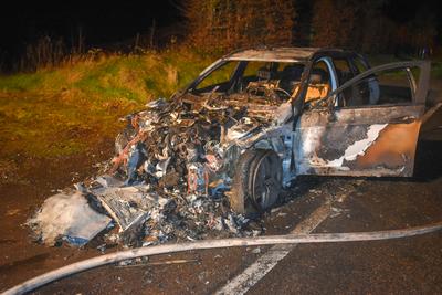 Mercedes vollst?ndig ausgebrannt-stock-foto