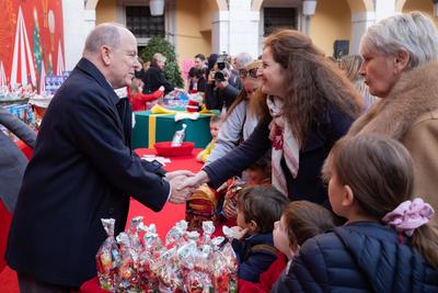 La famillle Princiere de Monaco offre les traditionnels cadeaux de Noel aux enfants monegasques-stock-foto