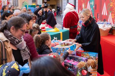 La famillle Princiere de Monaco offre les traditionnels cadeaux de Noel aux enfants monegasques-stock-foto