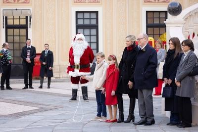 La famillle Princiere de Monaco offre les traditionnels cadeaux de Noel aux enfants monegasques-stock-foto