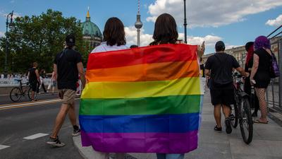 IMAGO Creative: Pride Month 2022, Aktivismus  Zwei Frauen tragen eine Regenbogenfahne am Christopher Street Day *** Two-stock-photo