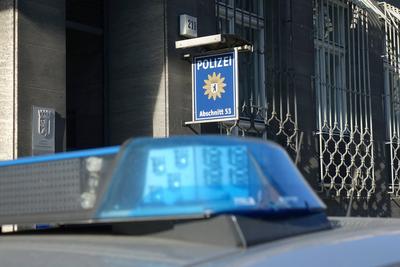 Polizeifahrzeug vor einem Polizeirevier Polizeifahrzeug vor einem Polizeirevier, 26.10.2024, Kreuzberg, Friedrichstrasse-stock-photo