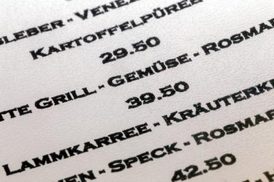 Nahaufnahme von der Speisekarte eines italienischen Restaurants *** Close-up of the menu of an Italian restaurant Copyri-stock-foto