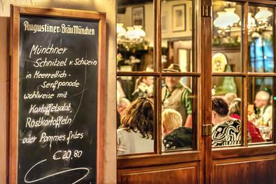 Speisetafel beim Augustiner, Angebot M?nchner Schnitzel, volles bayerisches Wirtshaus, M?nchen, M?rz 2024 Deutschland, M-stock-foto