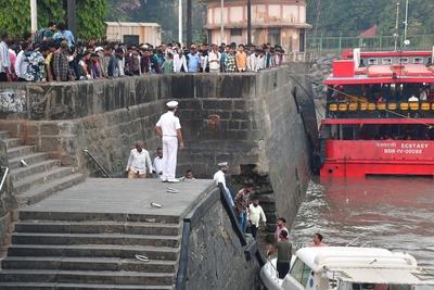 13 Killed As Navy Speedboat Collides With Ferry Near Gateway Of India-stock-foto