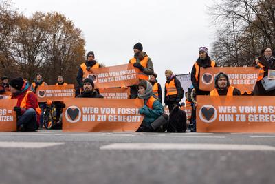 News Themen der Woche KW47 News Bilder des Tages Letzte Gerneration demonstriert in Berlin Berlin, Deutschland - 25.11.2-stock-foto