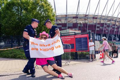 Environmentalists from the Last Generation blocked Taylor Swift s limousine from entering her concert in Warsaw. Police-stock-foto