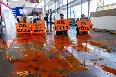 Wien Schwechat, ?sterreich. 24. Juli 2024. Klimaaktivisten der Gruppe Letzte Generation ?sterreich versch?tten im Termin-stock-foto