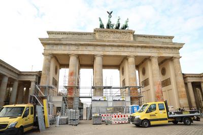 News Bilder des Tages Nach der Farbattacke der Letzten Generation wird ein Ger?st am Brandenburger Tor f?r Reinigungsarb-stock-foto