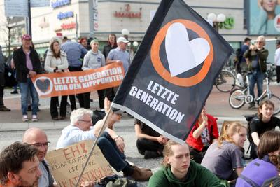 News Bilder des Tages Letzten Generation blockiert Kreuzung in Hamburg Teilnehmer einer Aktion der Letzten Generation bl-stock-photo