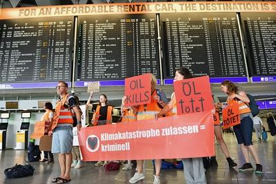 4.9.2024 Letzte Generation Aktivisten der Klimaschutzgruppe Letzte Generation demonstrieren am Frankfurter Flughafen geg-stock-foto