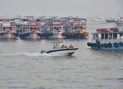13 Killed As Navy Speedboat Collides With Ferry Near Gateway Of India-stock-foto