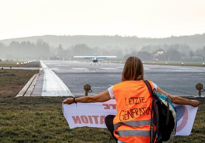 8 August 2024: Symbolic image, activist with high-visibility vest of climate activists Last Generation sits in front of-stock-foto