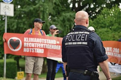 28.6.2023 Die Letzte Generaion in Mannheim Mitglieder der Aktivistengruppe Letzte Generation versuchen in Mannheim eine-stock-foto