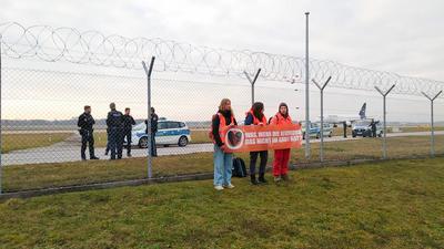 Letzte Generation demonstriert am Flughafen M?nchen Aktivist*innen der Letzten Generation demonstrierten am 8.12.2022 vo-stock-foto