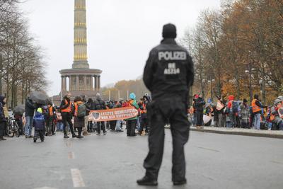 News Bilder des Tages Letzte Generation blockiert erneut Stra?e des 17. Juni, Aktivisten der Klimagruppe Letzte Generati-stock-photo