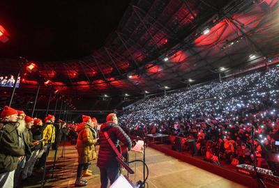 20.000 Besucher beim Stadionsingen in Hannover-stock-photo