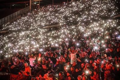 20.000 Besucher beim Stadionsingen in Hannover-stock-photo