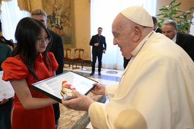 ITALY - REL - POPE FRANCIS DURING A PRIVATE AUDIENCE VIETNAMESE RESIDENTS OF THE UNITED STATES BENEFACTOR OF THE PONTIFICAL MISSIONARY WORK 19-12-2024-stock-foto