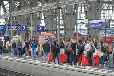 Reisende, Bahnsteig, Hauptbahnhof, Frankfurt am Main, Hessen, Deutschland *** Travelers, platform, main station, Frankfu-stock-foto