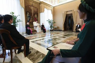 ITALY - REL - POPE FRANCIS DURING A PRIVATE AUDIENCE VIETNAMESE RESIDENTS OF THE UNITED STATES BENEFACTOR OF THE PONTIFICAL MISSIONARY WORK 19-12-2024-stock-foto