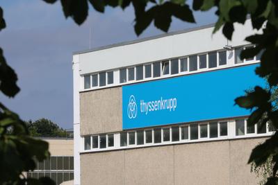 Blick am Freitag (12.07.2024) in der Hansestadt Wismar (Nordwestmecklenburg) auf die Firma Thyssenkrupp Marine Systems (-stock-foto
