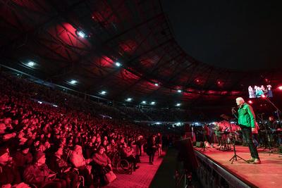 20.000 Besucher beim Stadionsingen in Hannover-stock-photo