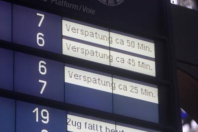 Anzeigetafel mit Zugversp?tungen und Ausf?llen der DB Deutsche Bahn im Hauptbahnhof Frankfurt, Hessen, Deutschland *** D-stock-foto