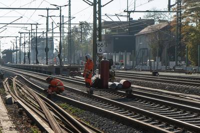 Bauarbeiter bei der Generalsanierung der Riedbahn-stock-foto