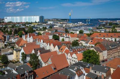 Wismar, Mecklenburg-Vorpommern, Deutschland - Stadtansicht Altstadt Wismar, hinten MV Werften Wismar-Rostock-Stralsund.-stock-foto