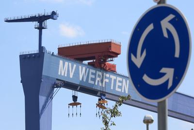 Alles dreht sich um die Werft. Blick am Freitag (24.06.2022) im Ostseebad Warnem?nde auf den Bockkran der ?rtlichen MV W-stock-foto