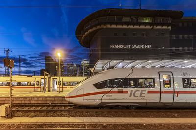 ICE mit Bahnsteig. Hauptbahnhof Frankfurt am Main. // Deutschland, Hessen, Frankfurt am Main. *** ICE with platform Fra-stock-foto