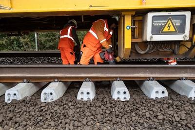 Bahn gibt Einblick in Riedbahnsanierung Bis Ende Oktober soll der Gro?teil der Gleisbauarbeiten abgeschlossen sein. Wie-stock-foto