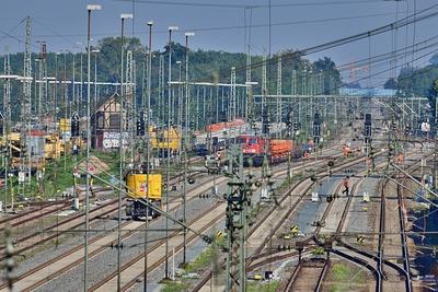 19.9.2024 Riedbahnsanierung Arbeiter arbeiten an den Anlagen der Riedbahn. Die Strecke zwischen Mannheim und Frankfurt i-stock-foto
