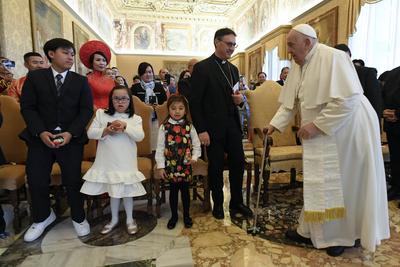 ITALY - REL - POPE FRANCIS DURING A PRIVATE AUDIENCE VIETNAMESE RESIDENTS OF THE UNITED STATES BENEFACTOR OF THE PONTIFICAL MISSIONARY WORK 19-12-2024-stock-foto