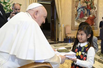 ITALY - REL - POPE FRANCIS DURING A PRIVATE AUDIENCE VIETNAMESE RESIDENTS OF THE UNITED STATES BENEFACTOR OF THE PONTIFICAL MISSIONARY WORK 19-12-2024-stock-foto