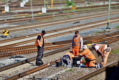 19.9.2024 Riedbahnsanierung Arbeiter arbeiten an den Anlagen der Riedbahn. Die Strecke zwischen Mannheim und Frankfurt i-stock-foto