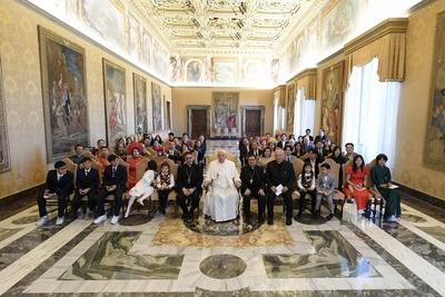 ITALY - REL - POPE FRANCIS DURING A PRIVATE AUDIENCE VIETNAMESE RESIDENTS OF THE UNITED STATES BENEFACTOR OF THE PONTIFICAL MISSIONARY WORK 19-12-2024-stock-foto