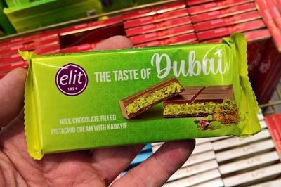 Dubai-Schokolade ist eine mit Kadaifi und Pistazien gef?llte Tafelschokolade. Sie erlebte 2024 einen Hype in den deutsch-stock-foto