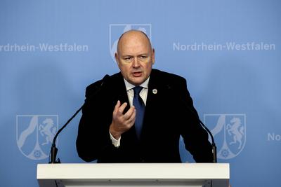 24.11.2020. D?sseldorf. Pressekonferenz: Wie k?nnen Systeme der K?nstlichen Intelligenz sicher und vertrauensw?rdig ein-stock-foto