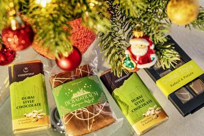 Dubai-Schokolade als Weihnachtsgeschenk unterm Christbaum, M?nchen, Dezember 2024-stock-foto