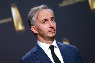 Entertainer und Satiriker Jan B?hmermann auf dem Red Carpet beim Deutschen Fernsehpreis 2024 in den MMC-Studios in Ossen-stock-foto