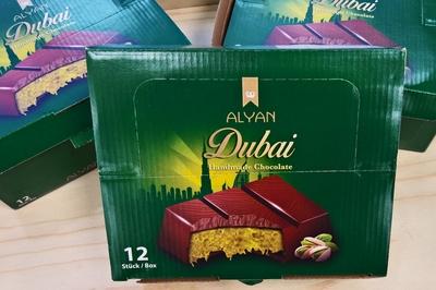 Dubai-Schokolade ist eine mit Kadaifi und Pistazien gef?llte Tafelschokolade. Sie erlebte 2024 einen Hype in den deutsch-stock-foto
