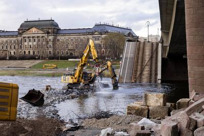 Abrissarbeiten an der Carolabr?cke-stock-photo
