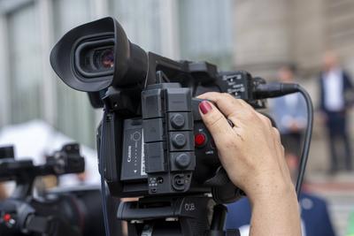 Munich, Bavaria, Germany - July 11, 2024: A cameraman or woman films at an event with a video camera *** Ein Kameramann-stock-foto
